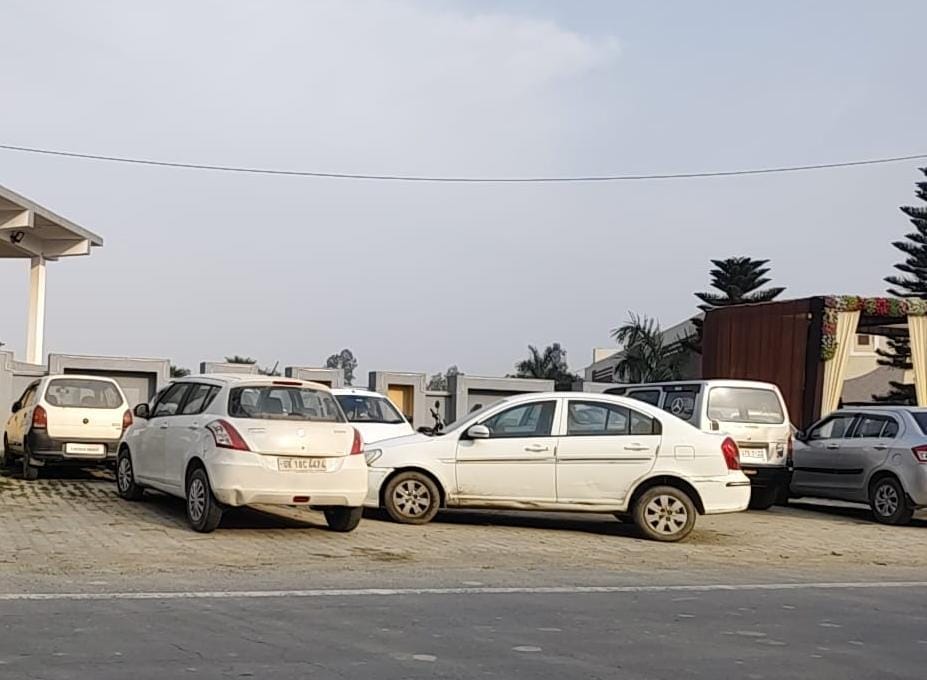 बरखेड़ा में एक बरातघर के सामने सड़क के फुटपाथ पर खड़ी की गई कार संवाद बरखेड़ा में एक बरातघर के सामने सड़क के फुटपाथ पर खड़ी की गई कार संवाद