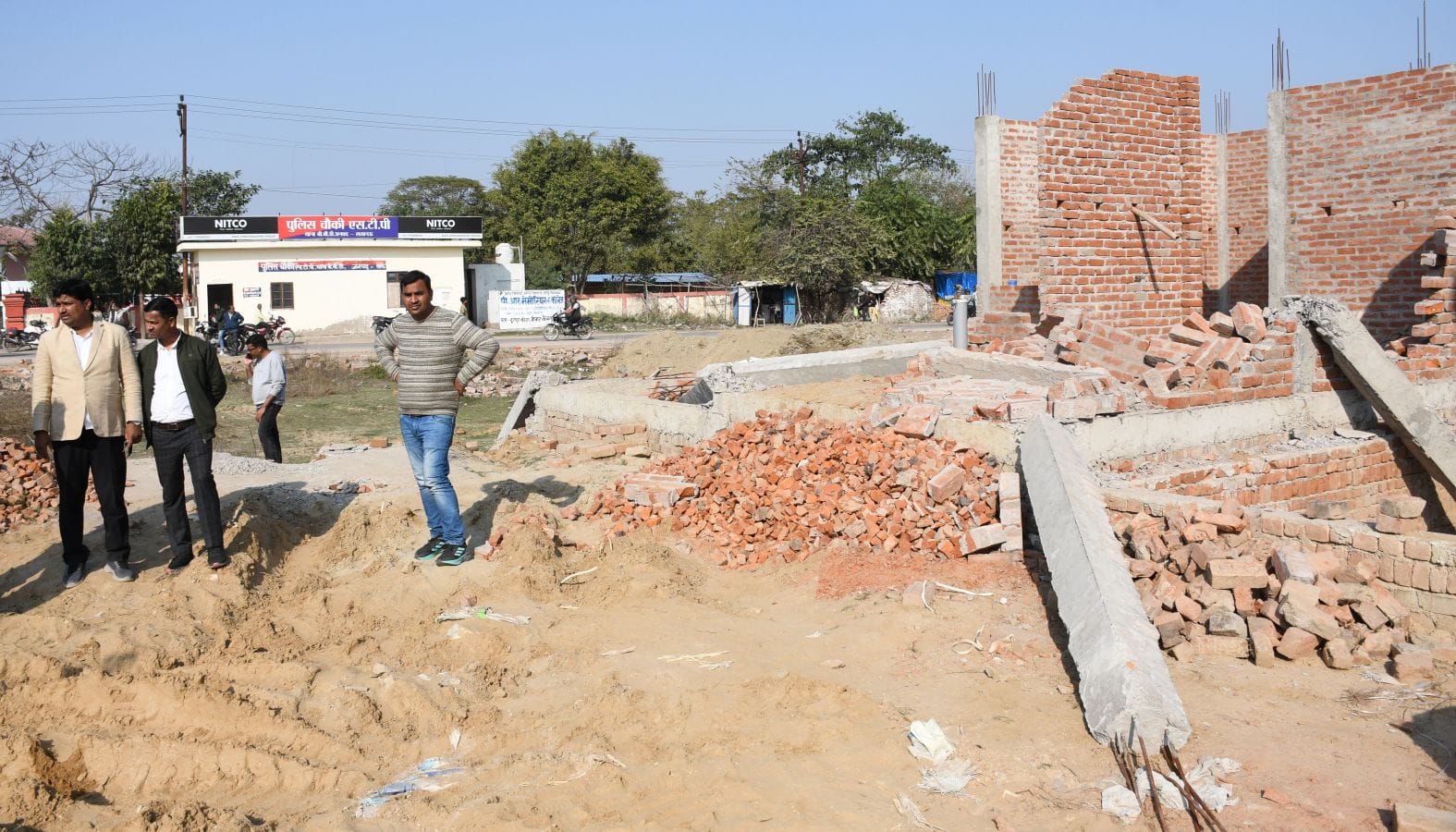 एलडीए ने गिराया अवैध निर्माण।