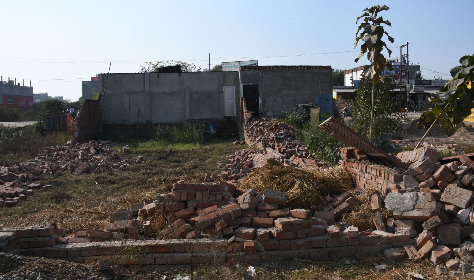 एलडीए ने गिराया अवैध निर्माण।