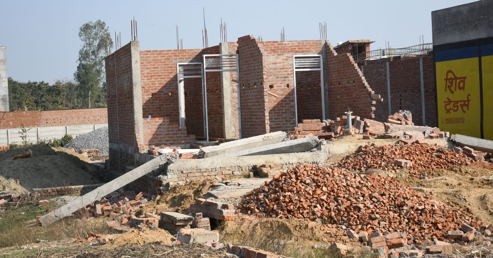 एलडीए ने गिराया अवैध निर्माण।