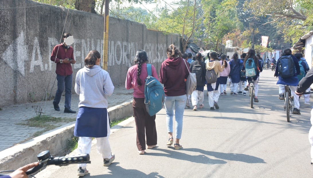 एपीसेन गर्ल्स कॉलेज की छात्राओं की सुरक्षा की चिंता बढ़ी।
