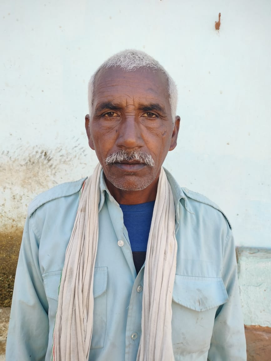 फोटो- 03 गालमपुरा से गींधन की खोड़ तक डाली गई गिट्टी। संवाद