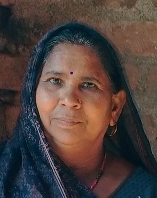 फोटो- 03 गालमपुरा से गींधन की खोड़ तक डाली गई गिट्टी। संवाद