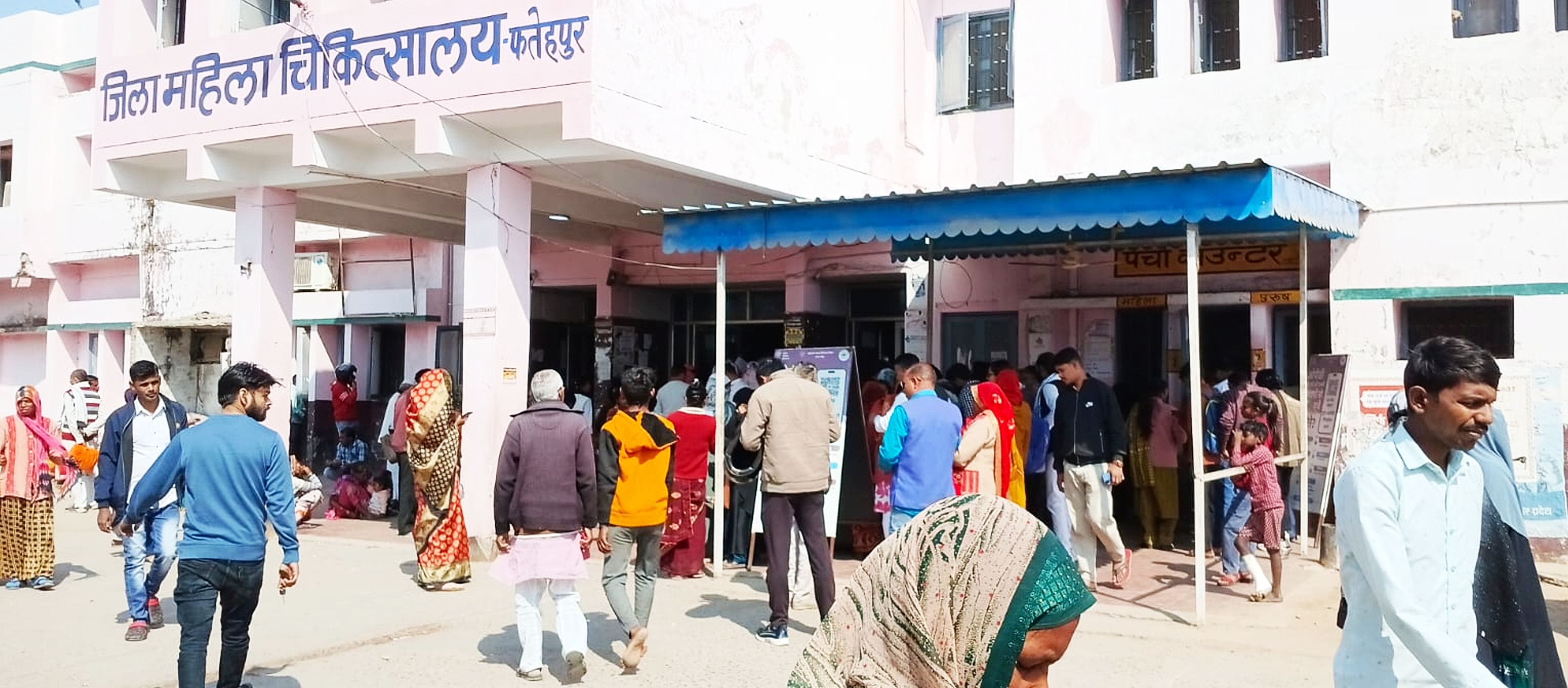 फोटो-13-जिला अस्पताल के बाहर स्थित पर्चा काउंटर में मरीजों की भीड़। संवाद