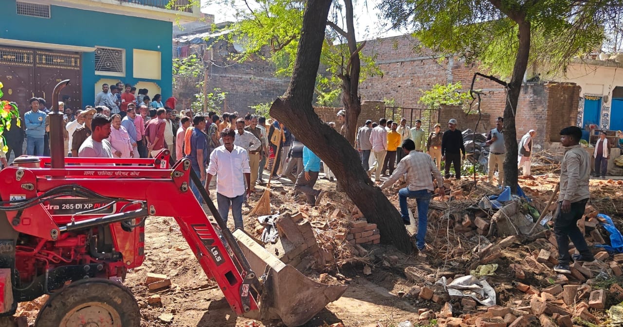 फोटो - 24 अतिक्रमण हटवाने गईं ईओ का दुपट्टा खींचती महिला। वायरल वीडियो