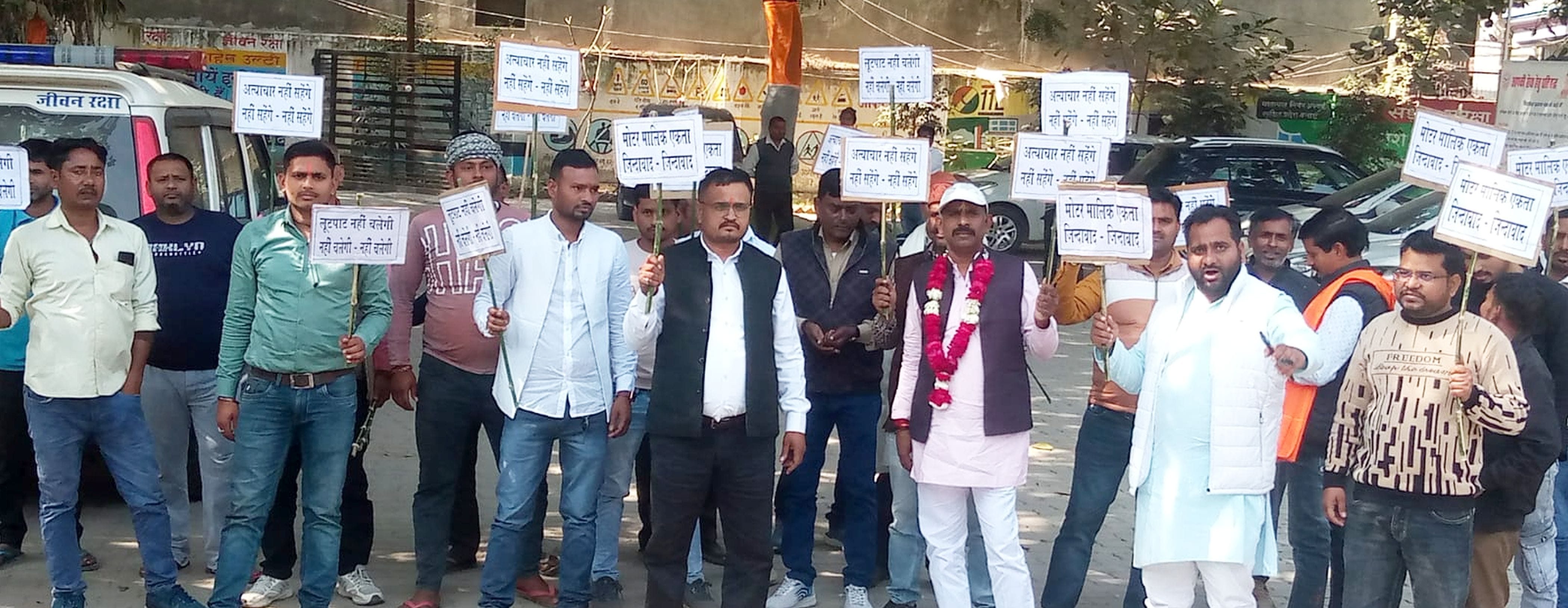 फोटो-35-आरटीओ प्रयागराज आफिस के बाहर धरना देते मोटर मालिक।संवाद फोटो-35-आरटीओ प्रयागराज आफिस के बाहर धरना देते मोटर मालिक।संवाद