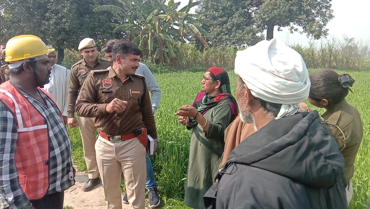 फोटो : केएमपी एक्सप्रेस वे के पास अवैध रूप से स्थापित किए दुकान पर ध्वस्त करता बुलडोजर। संवाद फोटो : केएमपी एक्सप्रेस वे के पास अवैध रूप से स्थापित किए दुकान पर ध्वस्त करता बुलडोजर। संवाद
