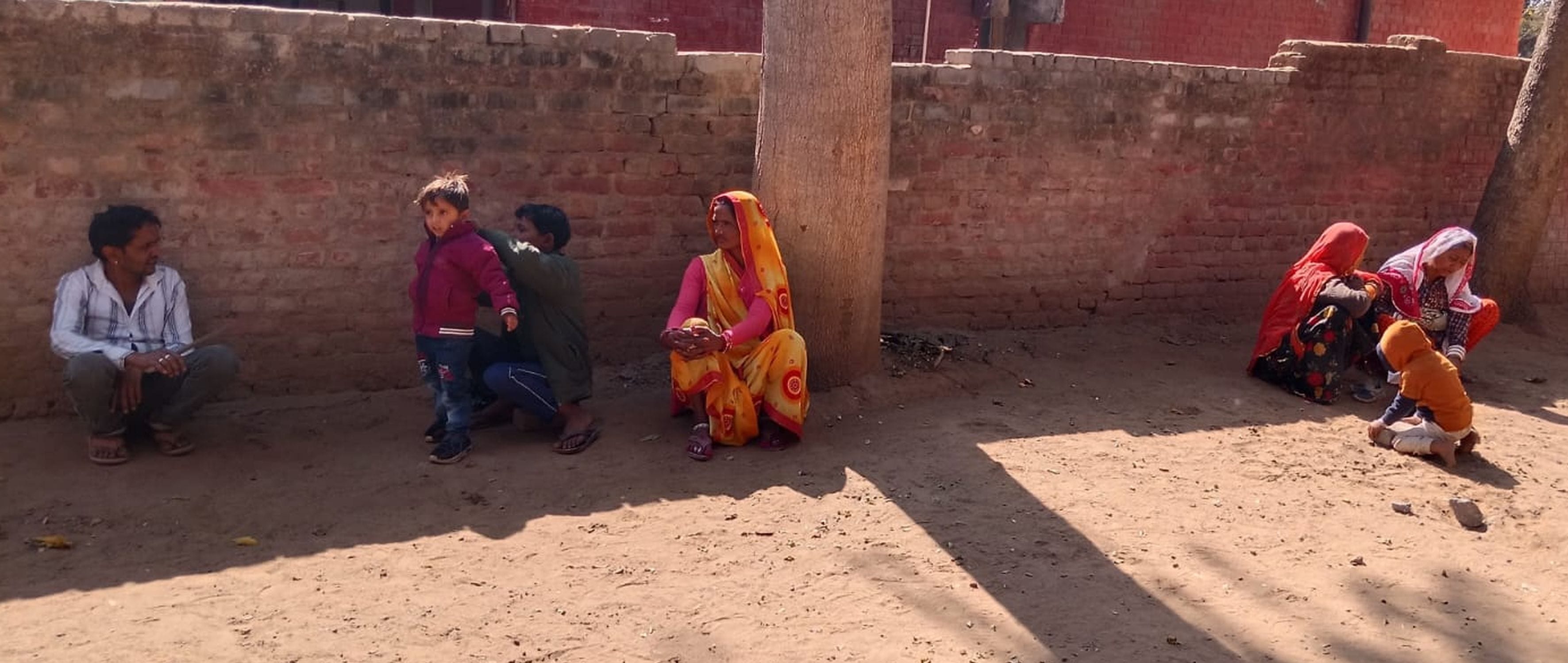 फोटो संख्या:51 अस्पताल के पीपीसी ब्लॉक में बच्चे को गोद में लेकर जमीन पर बैठी महिला। संवाद फोटो संख्या:51 अस्पताल के पीपीसी ब्लॉक में बच्चे को गोद में लेकर जमीन पर बैठी महिला। संवाद