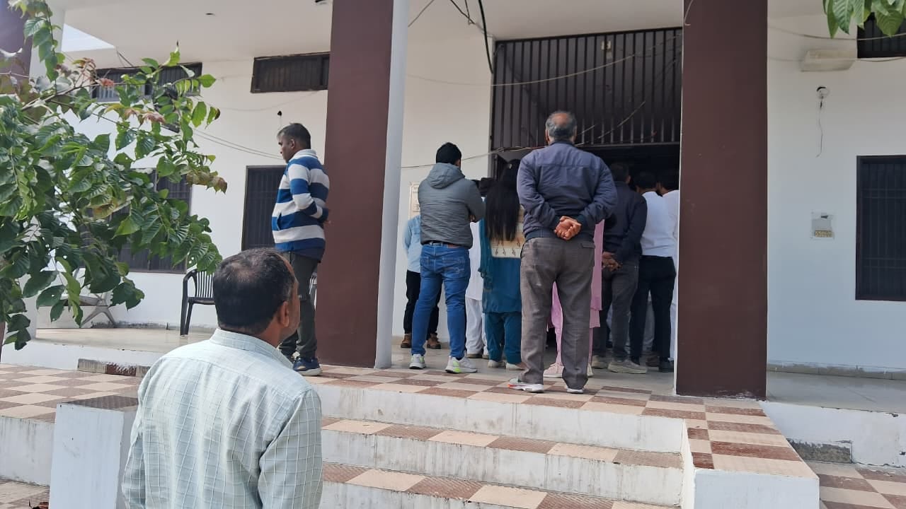 फोटो : सोनीपत के खरखौदा में रिश्वत लेने की आरोपी पटवारी (दाएं) व एसीबी की टीम।  स्रोत :