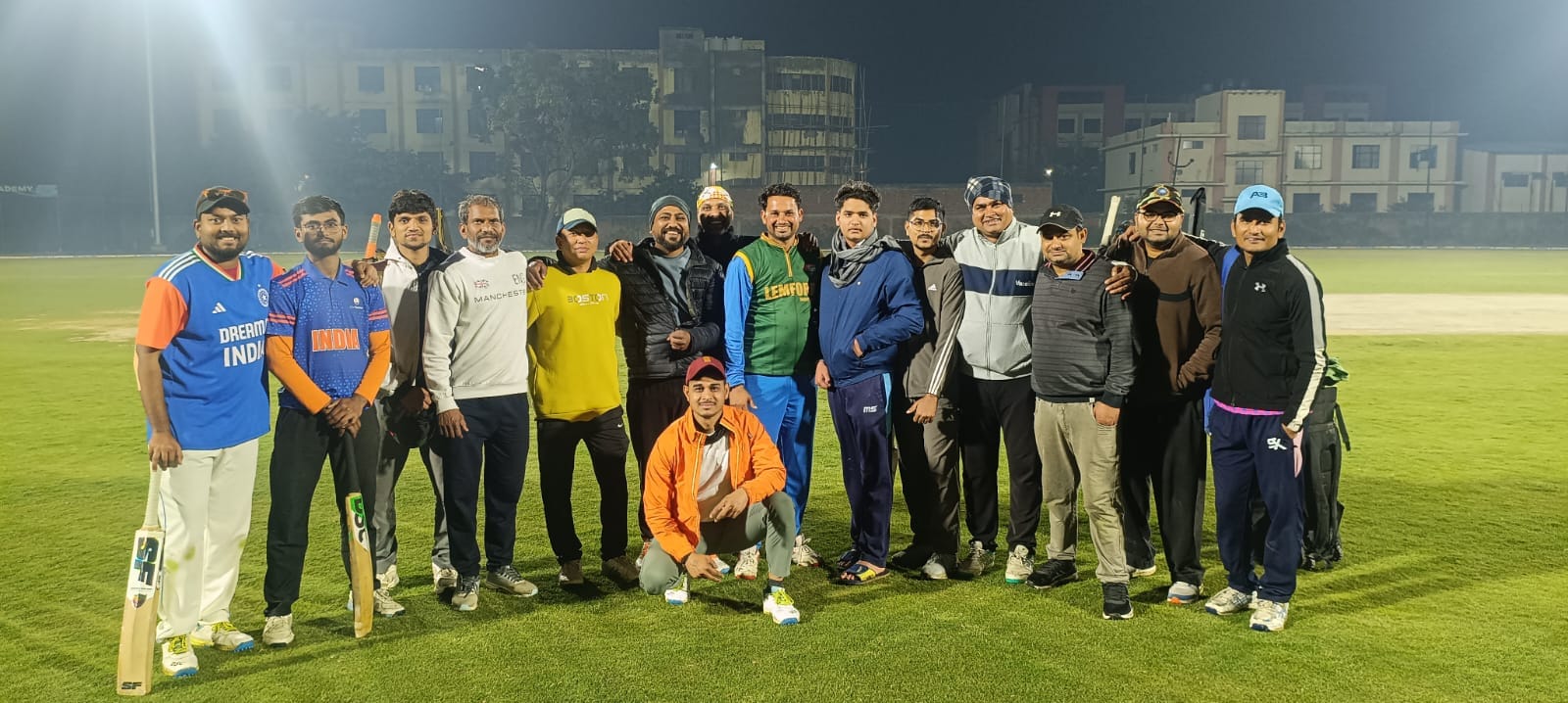 हनी क्रिकेट मैदान में पहले डे नाइट मैच में मैच के बाद खिलाड़ी खुशी मनाते हुए। हनी क्रिकेट मैदान में पहले डे नाइट मैच में मैच के बाद खिलाड़ी खुशी मनाते हुए।