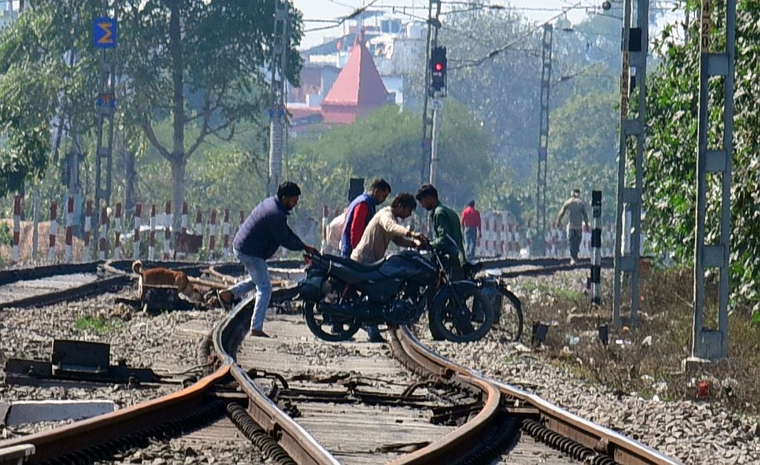 हादसे के बाद क्षतिग्रस्त डॉक्टर की कार व युवक की बाइक। हादसे के बाद क्षतिग्रस्त डॉक्टर की कार व युवक की बाइक।