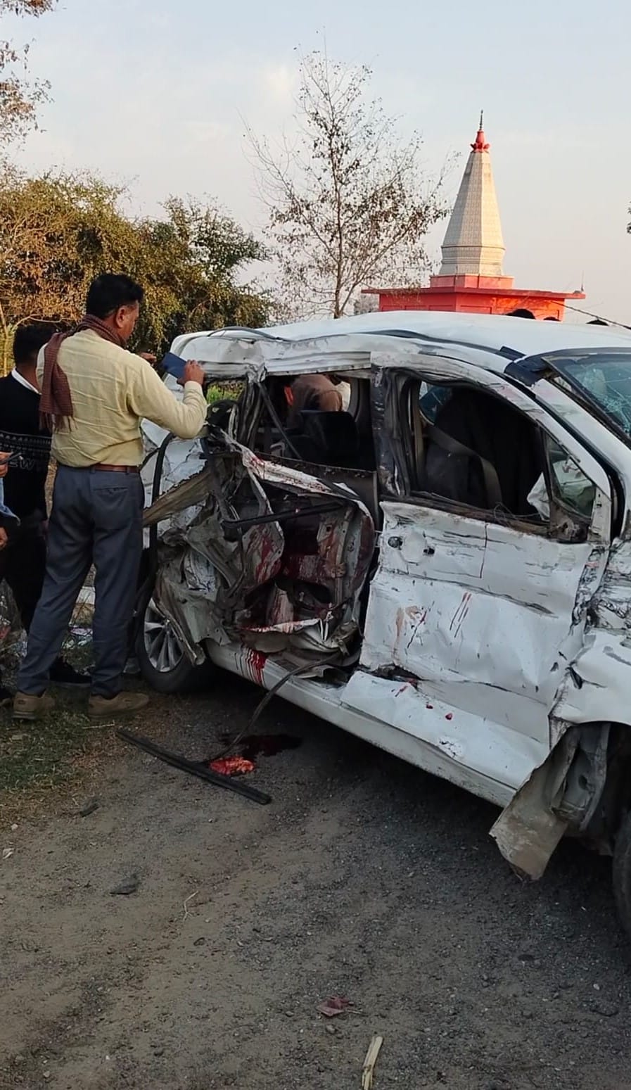 जलालाबाद में हादसे के बाद खड़ी क्षतिग्रस्त कार और भीड़। संवाद जलालाबाद में हादसे के बाद खड़ी क्षतिग्रस्त कार और भीड़। संवाद