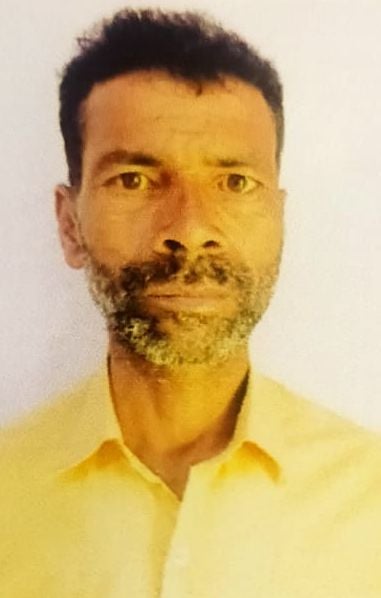 जलालाबाद में हादसे के बाद खड़ी क्षतिग्रस्त कार और भीड़। संवाद जलालाबाद में हादसे के बाद खड़ी क्षतिग्रस्त कार और भीड़। संवाद