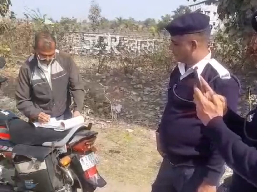 झालावाड़। कोटा रोड झालावाड़ में ऑनलाइन चालान की कार्यवाई करते हुए