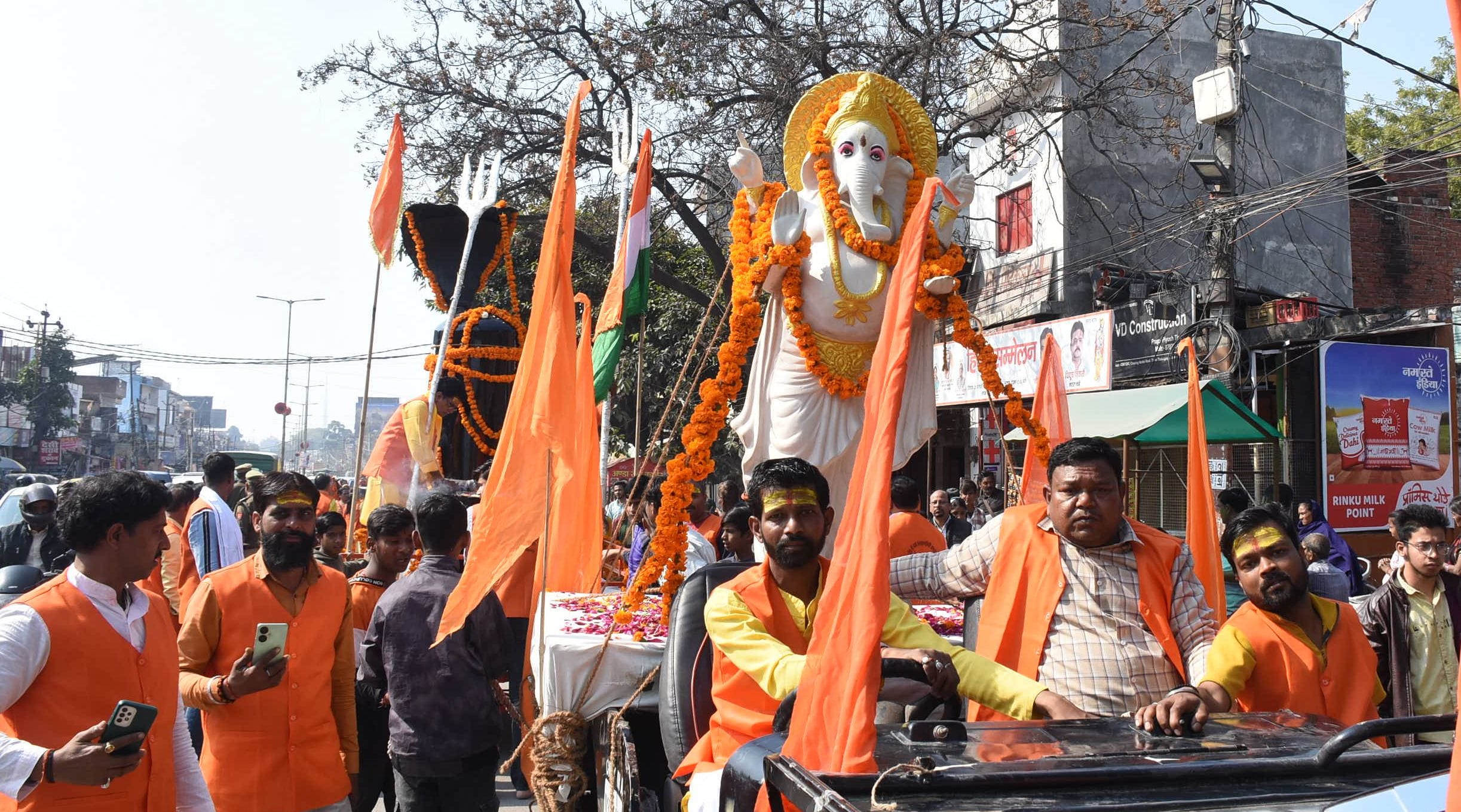 कल्याणगिरी मंदिर में निकाली गई भव्य कलश यात्रा कल्याणगिरी मंदिर में निकाली गई भव्य कलश यात्रा