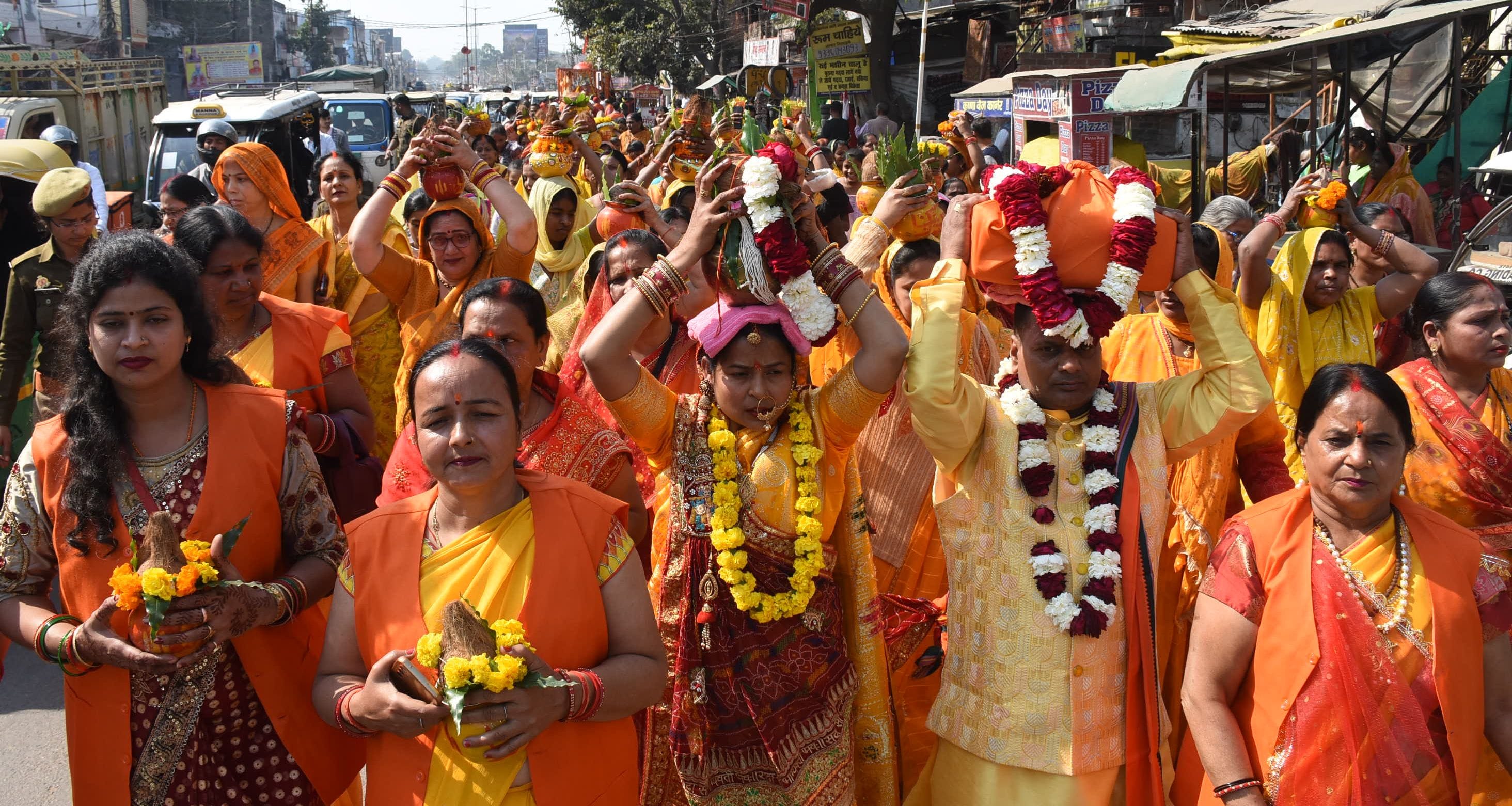 कल्याणगिरी मंदिर में निकाली गई भव्य कलश यात्रा कल्याणगिरी मंदिर में निकाली गई भव्य कलश यात्रा