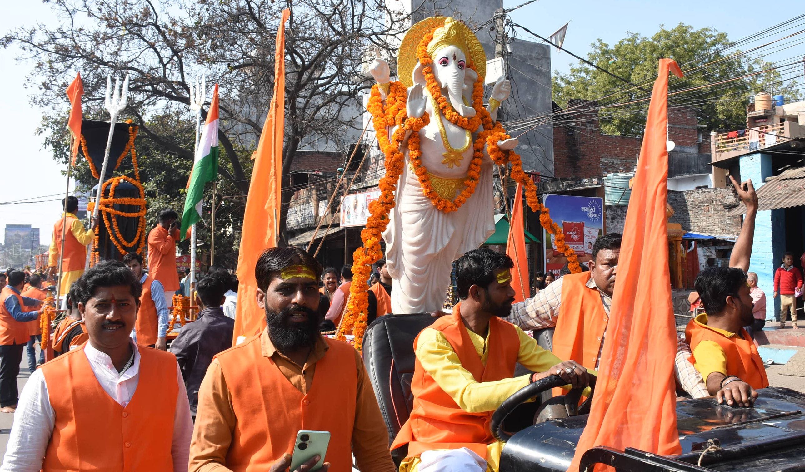 कल्याणगिरी मंदिर में निकाली गई भव्य कलश यात्रा कल्याणगिरी मंदिर में निकाली गई भव्य कलश यात्रा