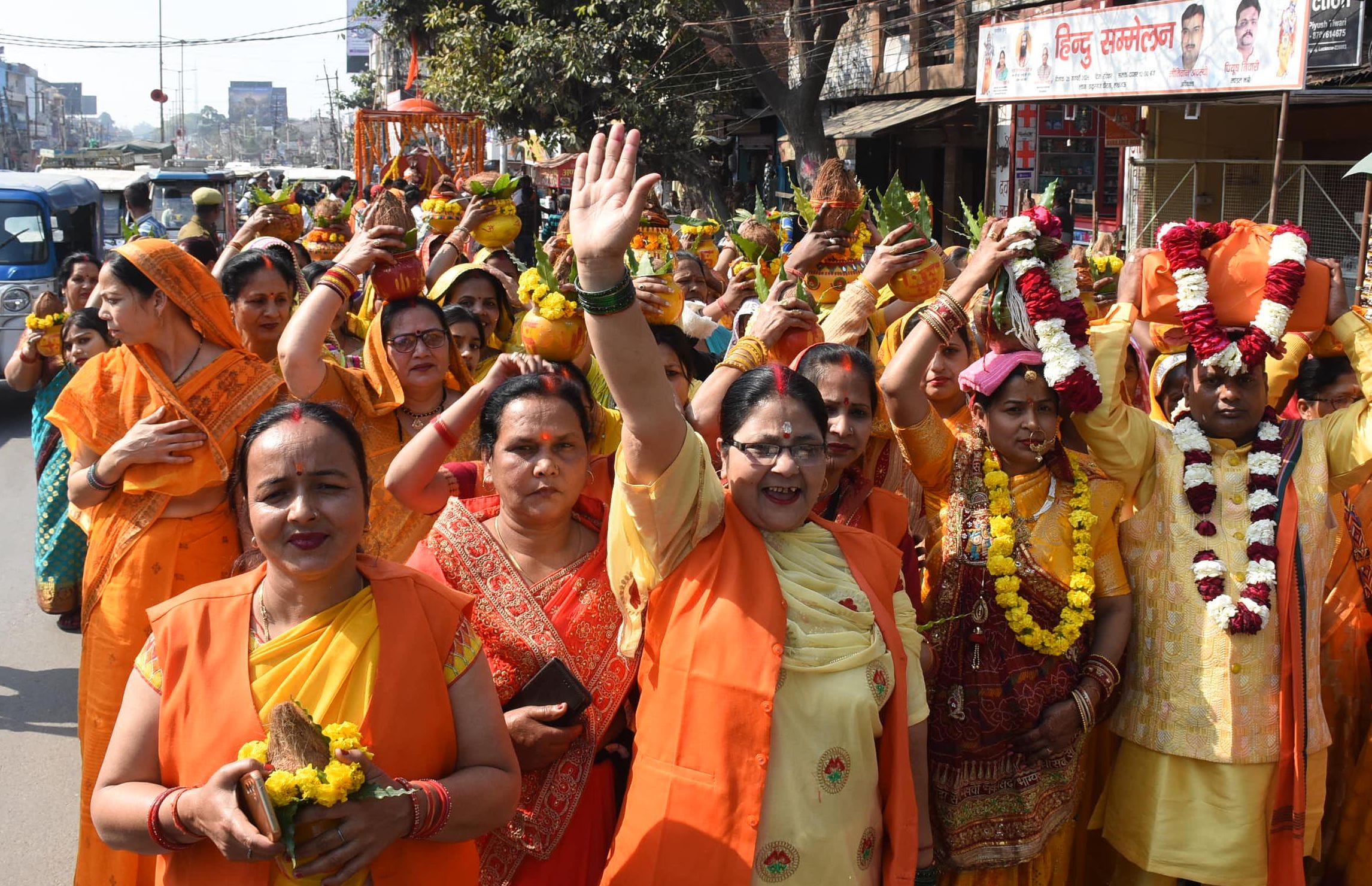 कल्याणगिरी मंदिर में निकाली गई भव्य कलश यात्रा कल्याणगिरी मंदिर में निकाली गई भव्य कलश यात्रा