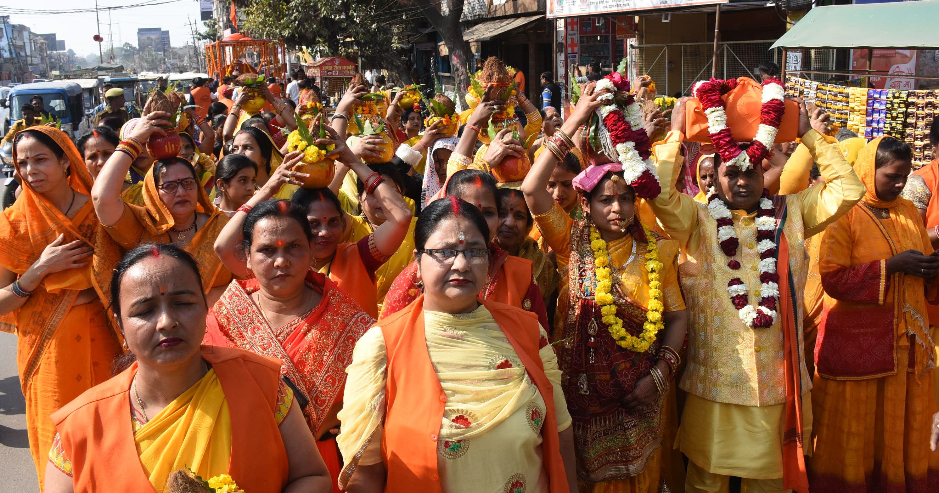 कल्याणगिरी मंदिर में निकाली गई भव्य कलश यात्रा कल्याणगिरी मंदिर में निकाली गई भव्य कलश यात्रा