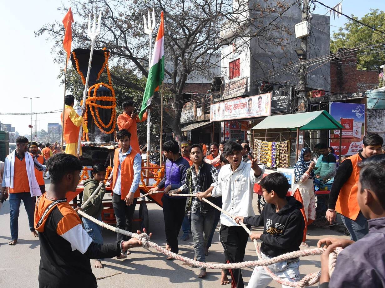 कल्याणगिरी मंदिर में निकाली गई भव्य कलश यात्रा कल्याणगिरी मंदिर में निकाली गई भव्य कलश यात्रा
