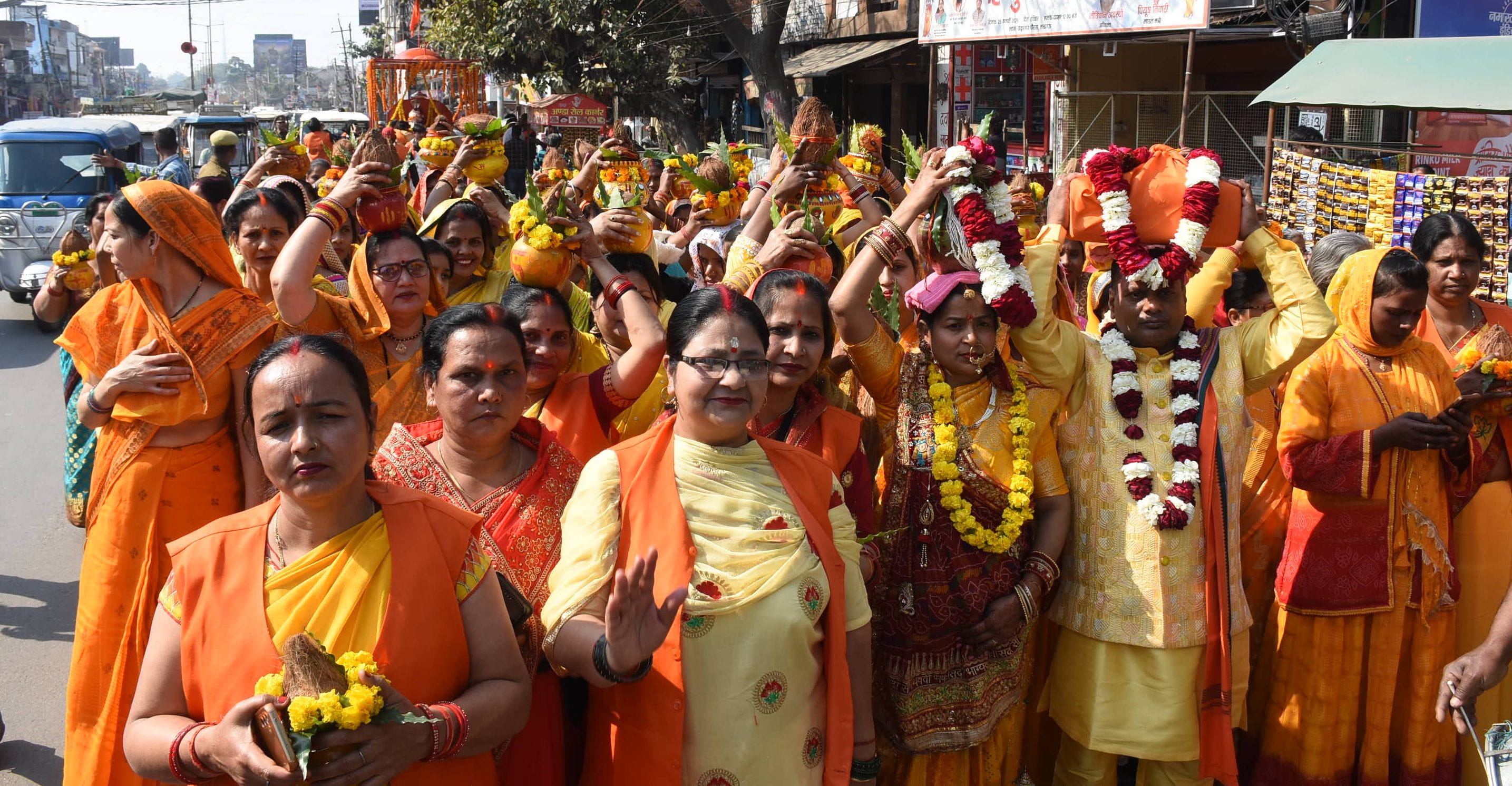 कल्याणगिरी मंदिर में निकाली गई भव्य कलश यात्रा कल्याणगिरी मंदिर में निकाली गई भव्य कलश यात्रा