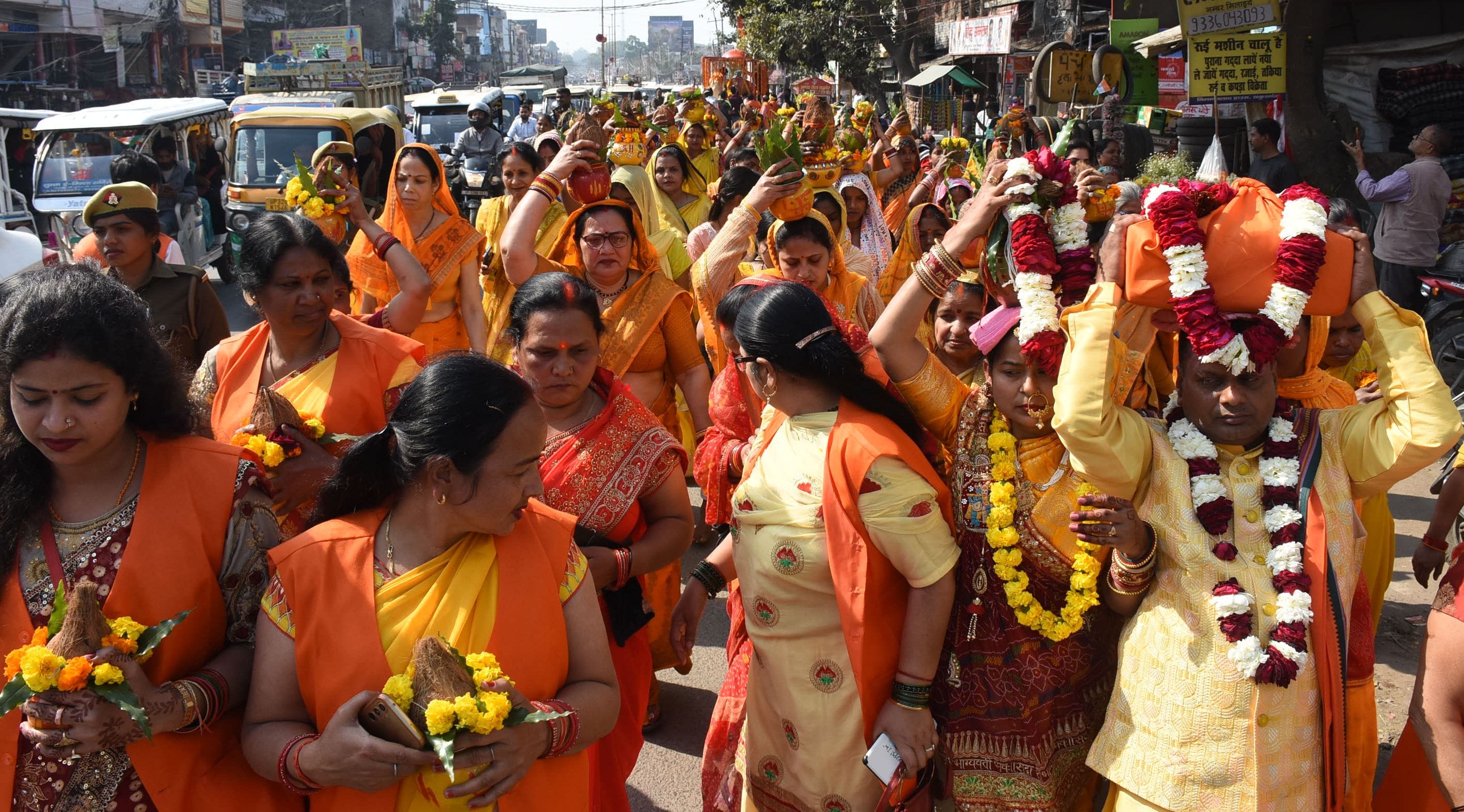 कल्याणगिरी मंदिर में निकाली गई भव्य कलश यात्रा कल्याणगिरी मंदिर में निकाली गई भव्य कलश यात्रा
