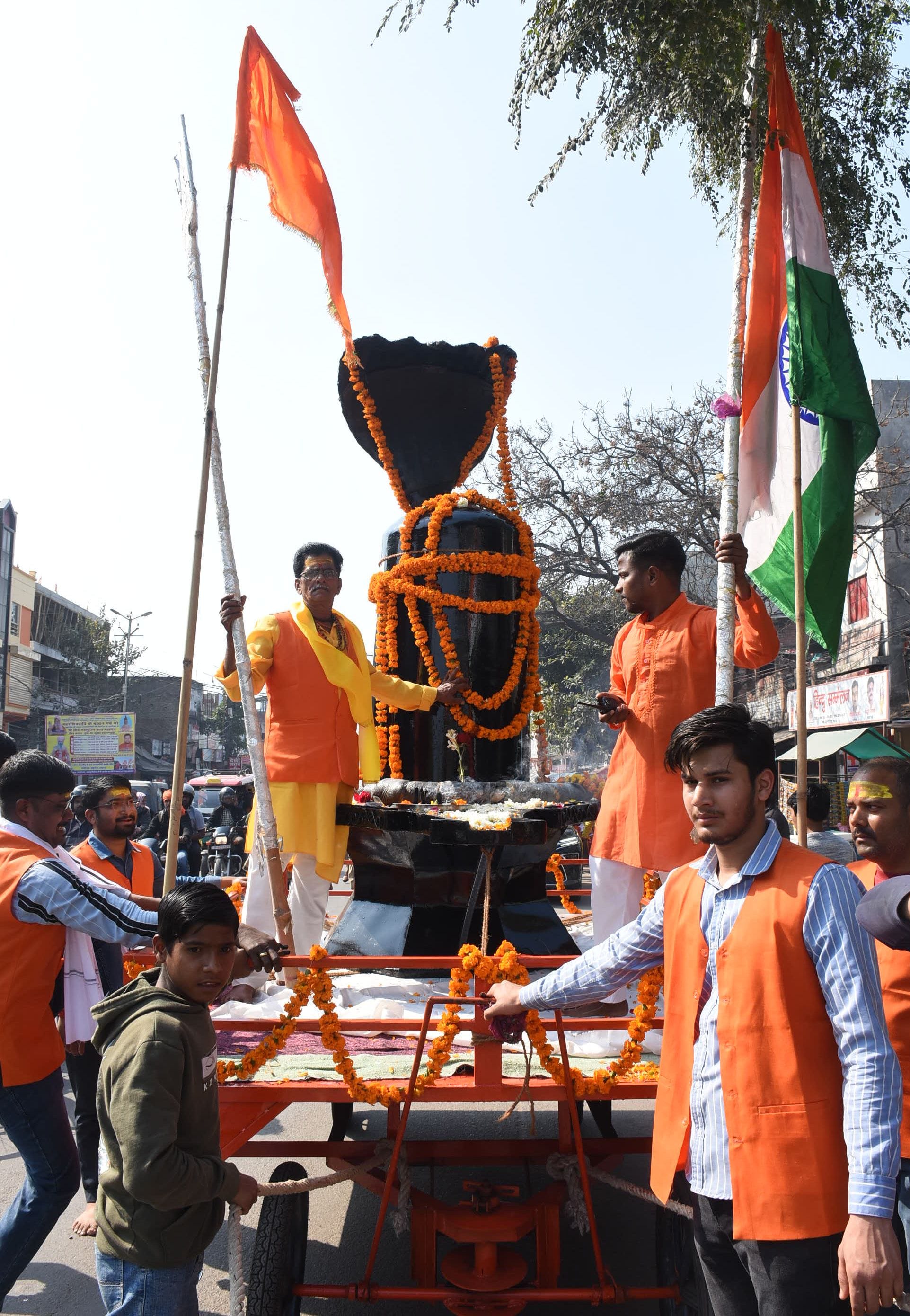 कल्याणगिरी मंदिर में निकाली गई भव्य कलश यात्रा कल्याणगिरी मंदिर में निकाली गई भव्य कलश यात्रा