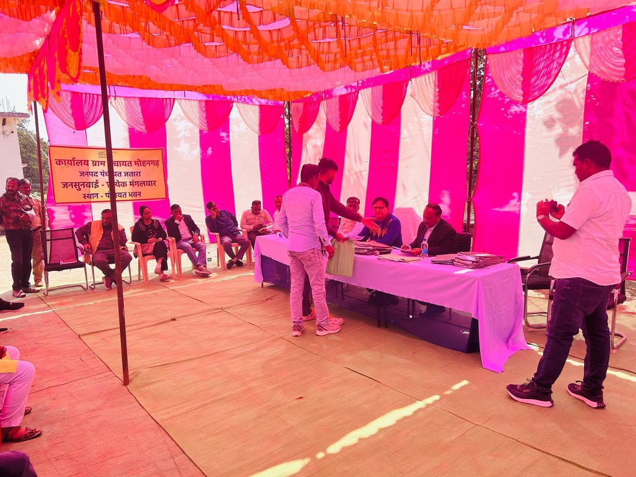 कोर्ट में सुनवाई करते कलेक्टर