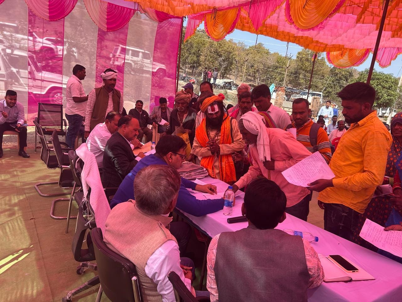 कोर्ट में सुनवाई करते कलेक्टर