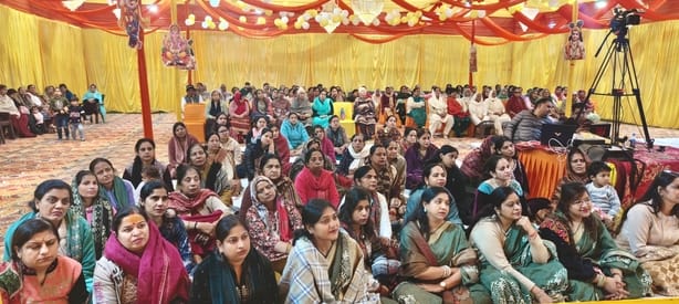 कथा करते हित गोविंद शरण महाराज । स्रोत : मंदिर