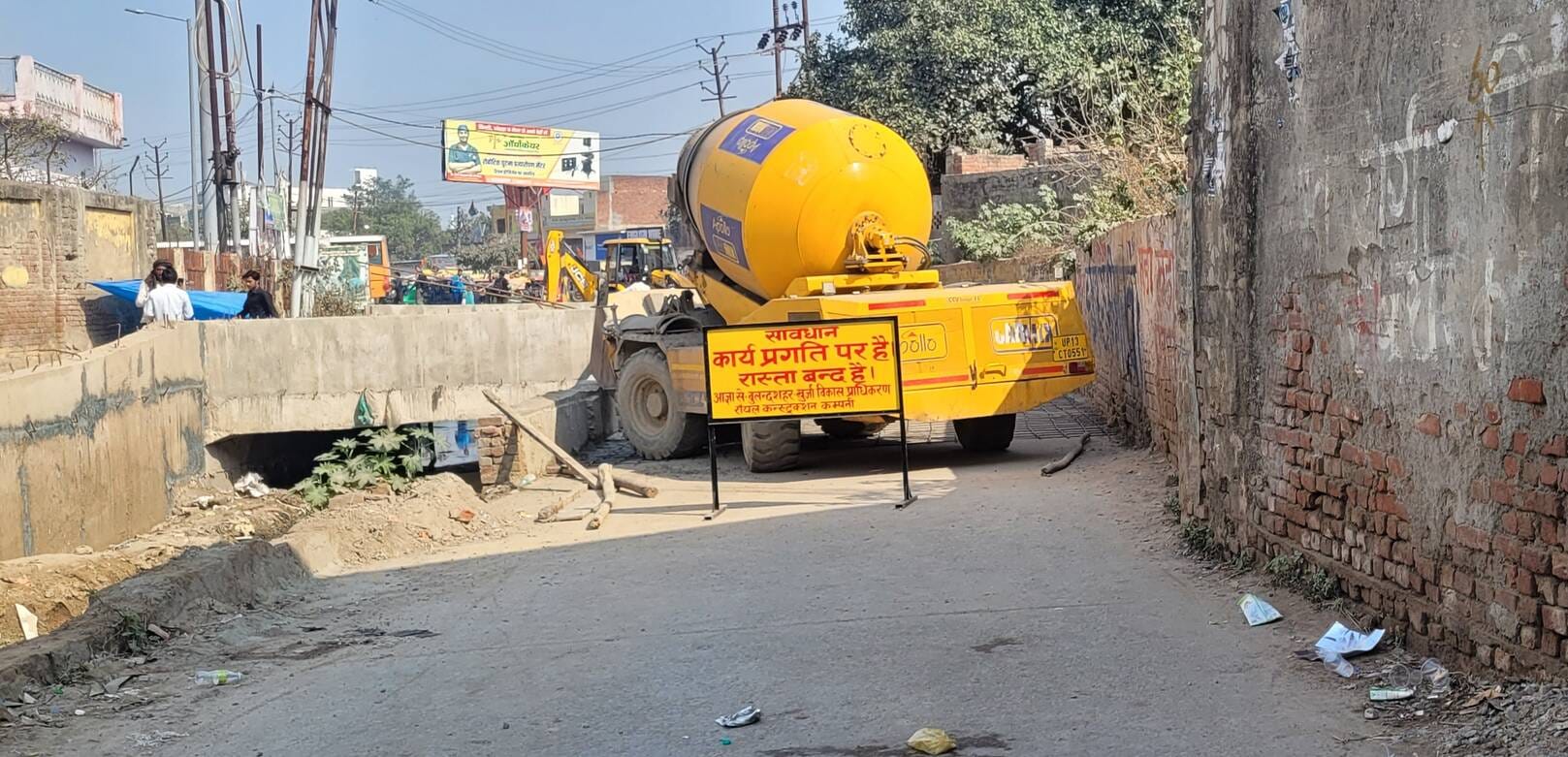 खुर्जा में रोडवेज बस अड्डा से मंदिर मार्ग की पटरी पर लगे बैरिकेट के कारण जाम में फंसे वाहन। संव खुर्जा में रोडवेज बस अड्डा से मंदिर मार्ग की पटरी पर लगे बैरिकेट के कारण जाम में फंसे वाहन। संव