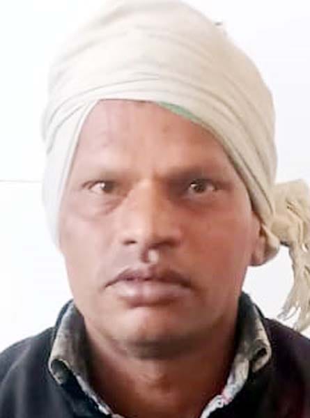 खुटार के पास पलटी स्लीपर बस। संवाद