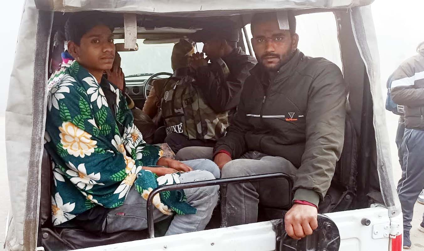 खुटार के पास पलटी स्लीपर बस। संवाद