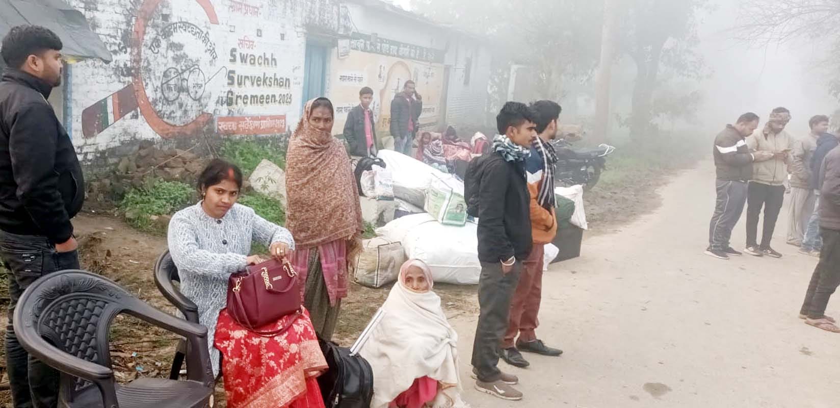 खुटार के पास पलटी स्लीपर बस। संवाद