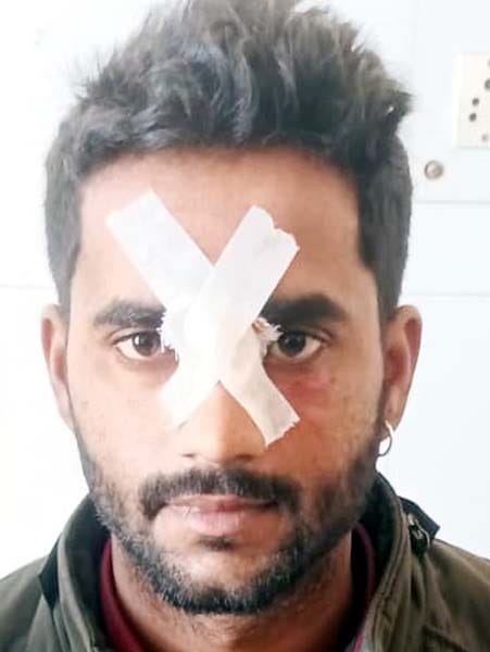 खुटार के पास पलटी स्लीपर बस। संवाद