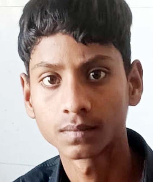 खुटार के पास पलटी स्लीपर बस। संवाद