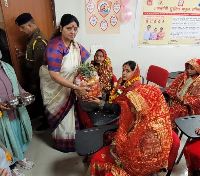 मेडिकल कॉलेज के गायनिक विभाग में राज्य महिला आयोग की अध्यक्ष बबिता चौहान का स्वागत करते प्राचार मेडिकल कॉलेज के गायनिक विभाग में राज्य महिला आयोग की अध्यक्ष बबिता चौहान का स्वागत करते प्राचार