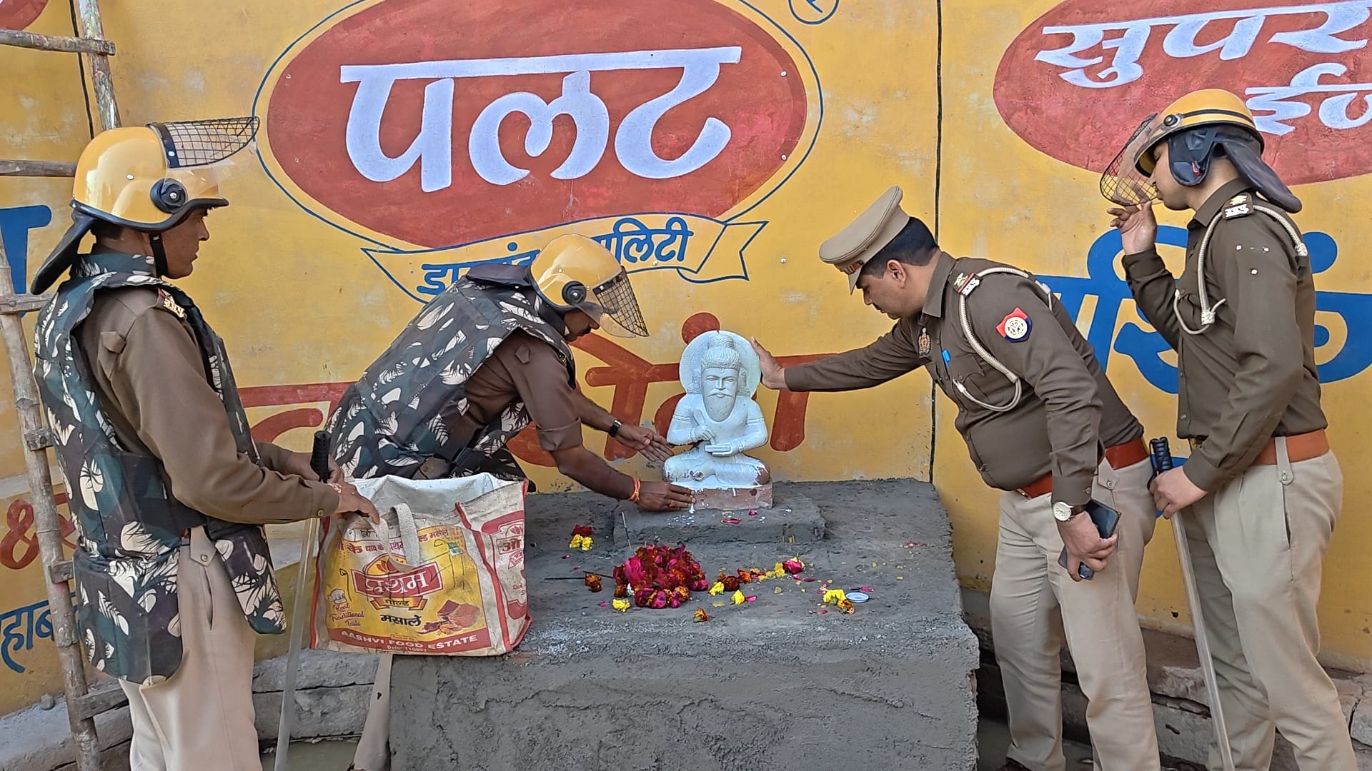 महर्षि वाल्मीकि प्रतिमा लगाने पर दो पक्षों में तनाव महर्षि वाल्मीकि प्रतिमा लगाने पर दो पक्षों में तनाव
