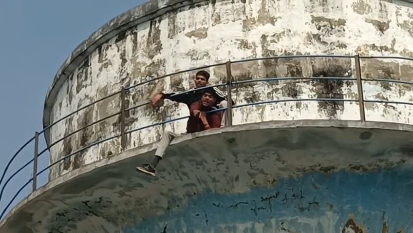 निगोही के ढकिया तिवारी गांव के अंकित के शव को रोड पर लगाया जाम। संवाद निगोही के ढकिया तिवारी गांव के अंकित के शव को रोड पर लगाया जाम। संवाद