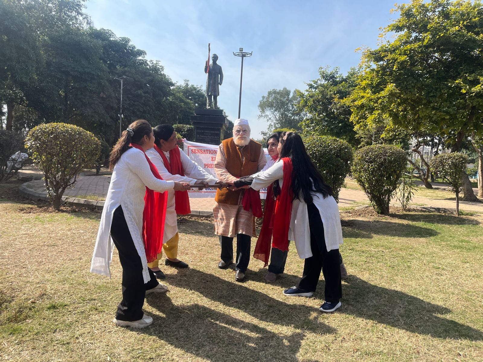 नुक्कड़ नाटक का मंचन करते कलाकार स्रोत आयोक नुक्कड़ नाटक का मंचन करते कलाकार स्रोत आयोक