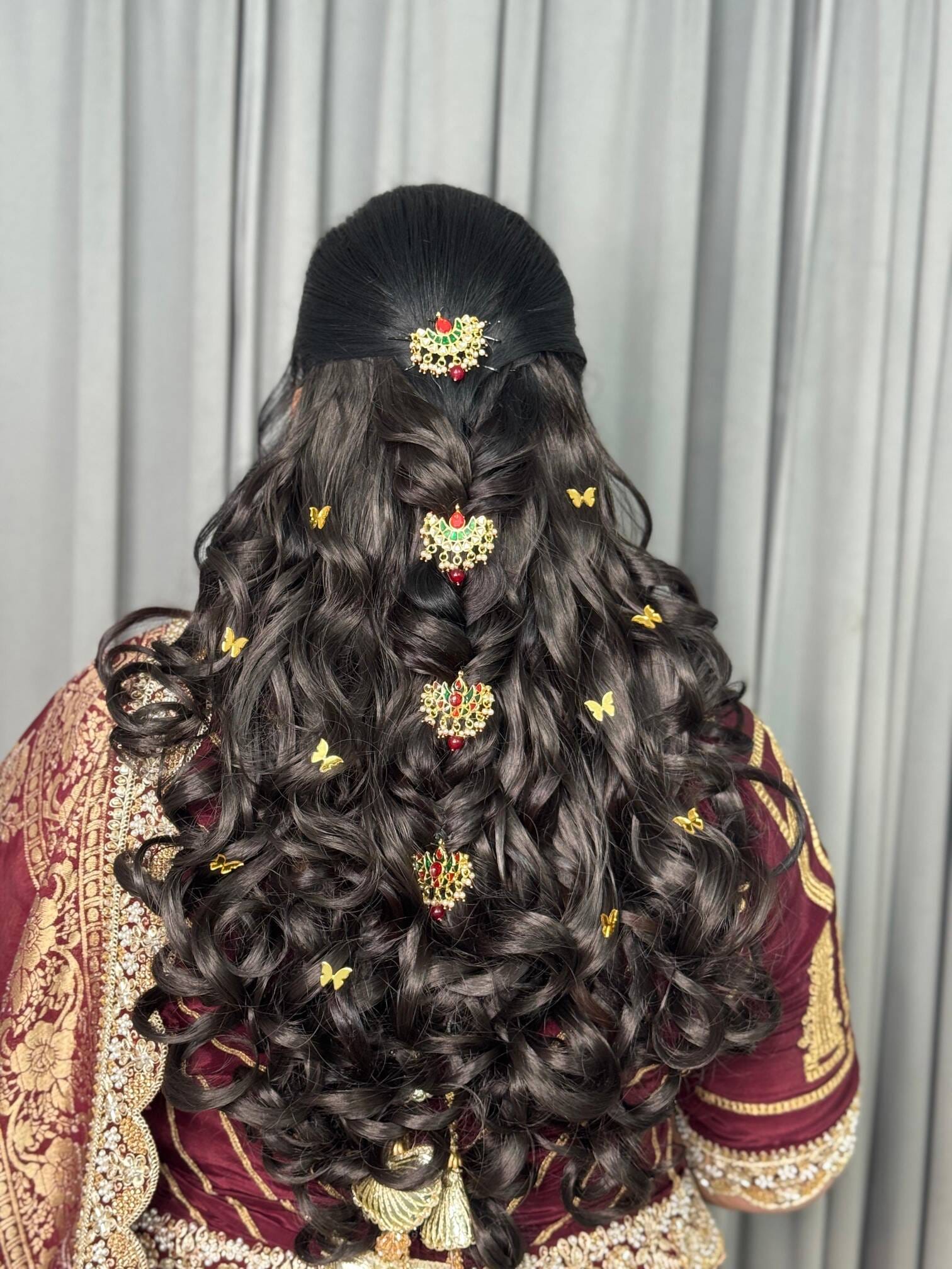 नुमाइशकैंप स्थित ब्यूटी पार्लर में दुल्हन का तैयार किया गया जूड़ा नुमाइशकैंप स्थित ब्यूटी पार्लर में दुल्हन का तैयार किया गया जूड़ा
