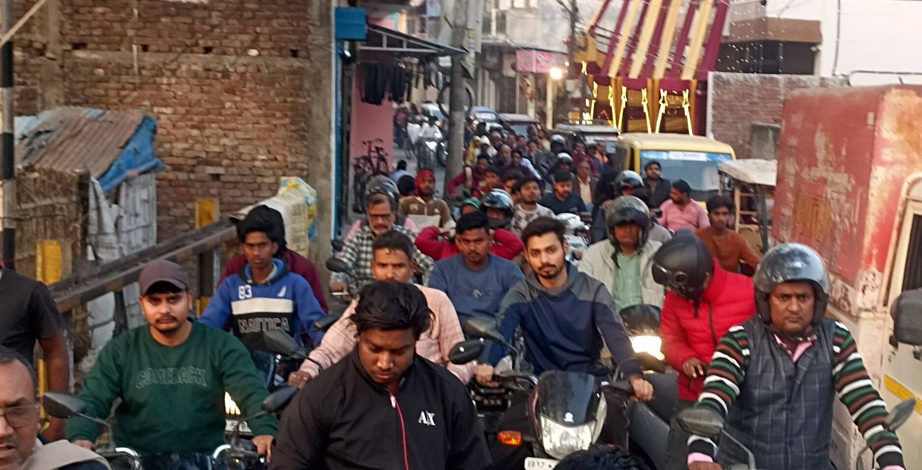 पडरौना शहर के सुभाष चौक से रेलवे ढाला जाने वाली सड़क पर लगे जाम से जुझते लोग।संवाद पडरौना शहर के सुभाष चौक से रेलवे ढाला जाने वाली सड़क पर लगे जाम से जुझते लोग।संवाद