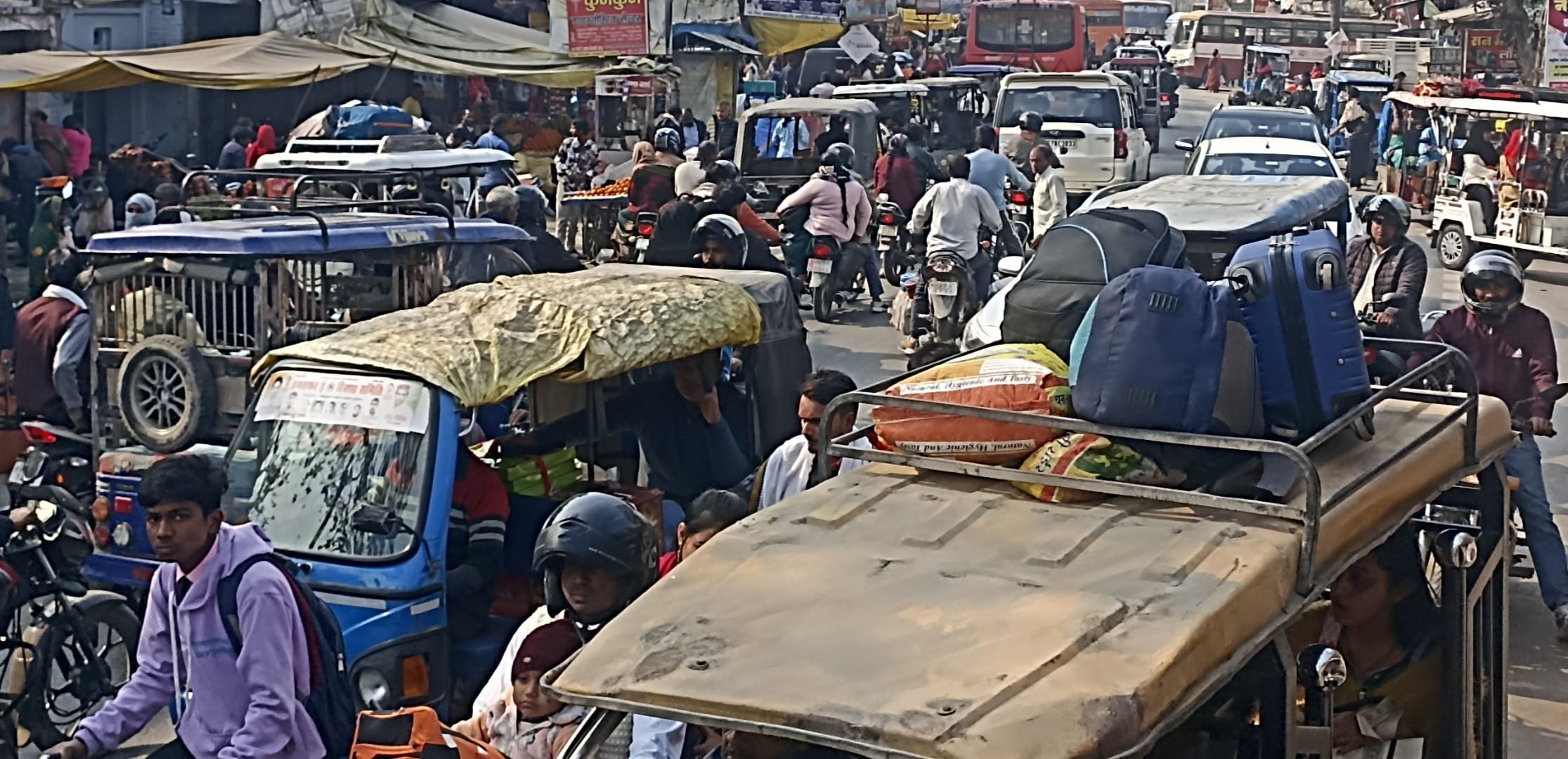 पडरौना शहर के सुभाष चौक से रेलवे ढाला जाने वाली सड़क पर लगे जाम से जुझते लोग।संवाद पडरौना शहर के सुभाष चौक से रेलवे ढाला जाने वाली सड़क पर लगे जाम से जुझते लोग।संवाद