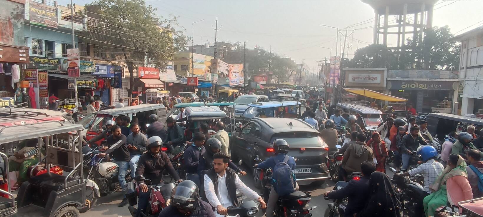 पडरौना शहर के सुभाष चौक से रेलवे ढाला जाने वाली सड़क पर लगे जाम से जुझते लोग।संवाद पडरौना शहर के सुभाष चौक से रेलवे ढाला जाने वाली सड़क पर लगे जाम से जुझते लोग।संवाद
