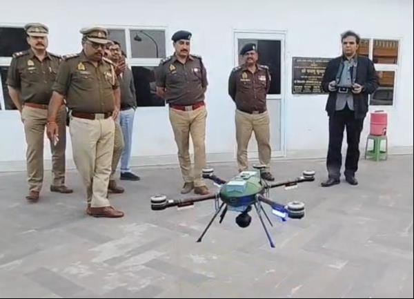 पतंगबाजों की निगरानी के लिए ड्रोन उड़ाती पुलिस। 