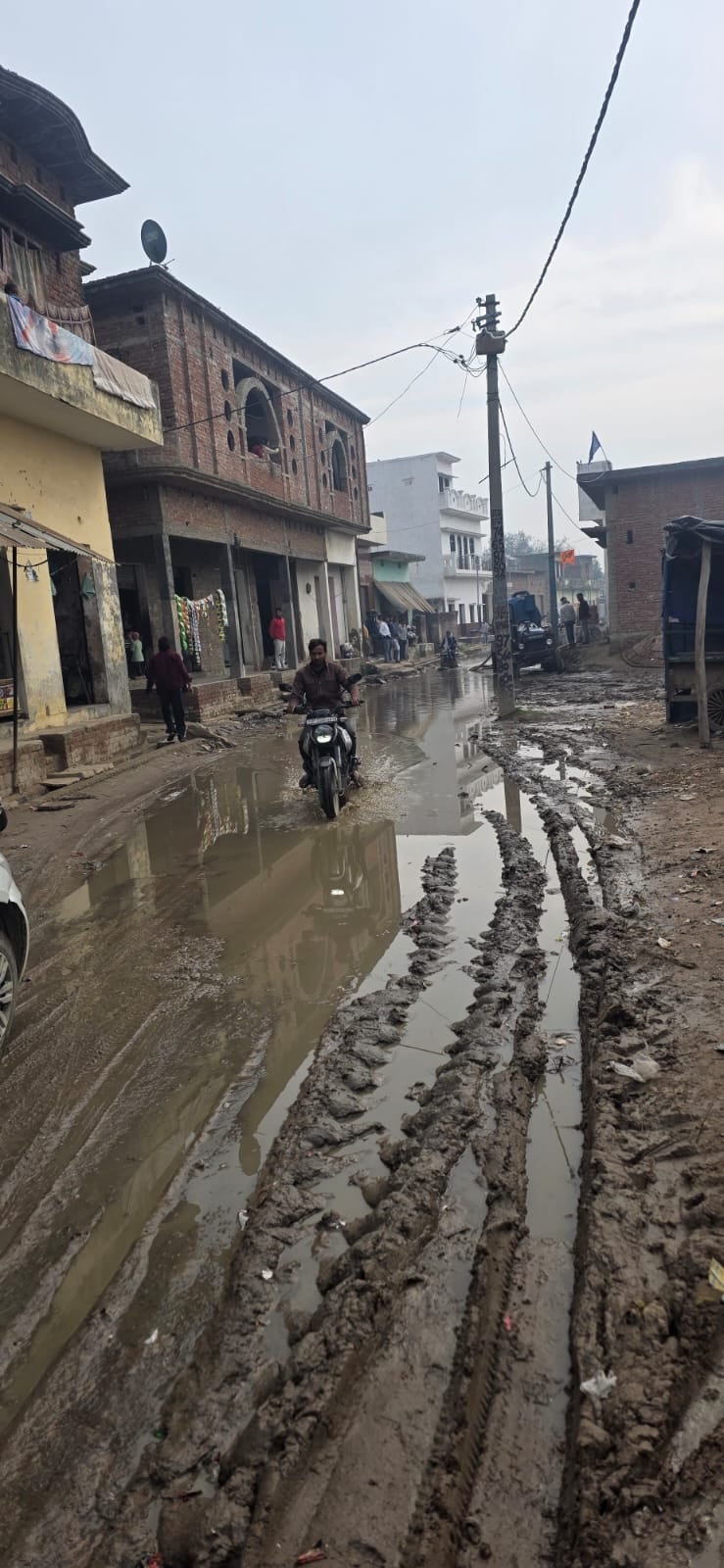 पतेई खालसा से नूरी मुबारकपुर की सड़क पर जलभराव व कींचड़। संवाद