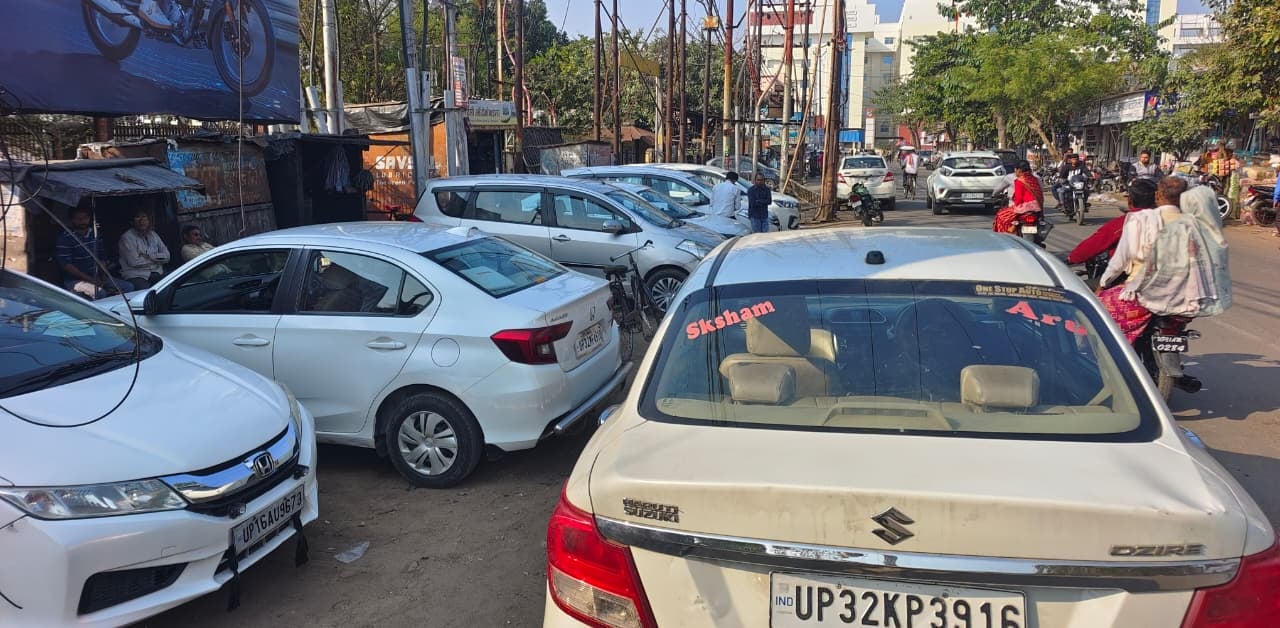 राजापुर चौराहे पर सड़क किनारे बना स्टैंड, भर रही सवारियां। संवाद राजापुर चौराहे पर सड़क किनारे बना स्टैंड, भर रही सवारियां। संवाद