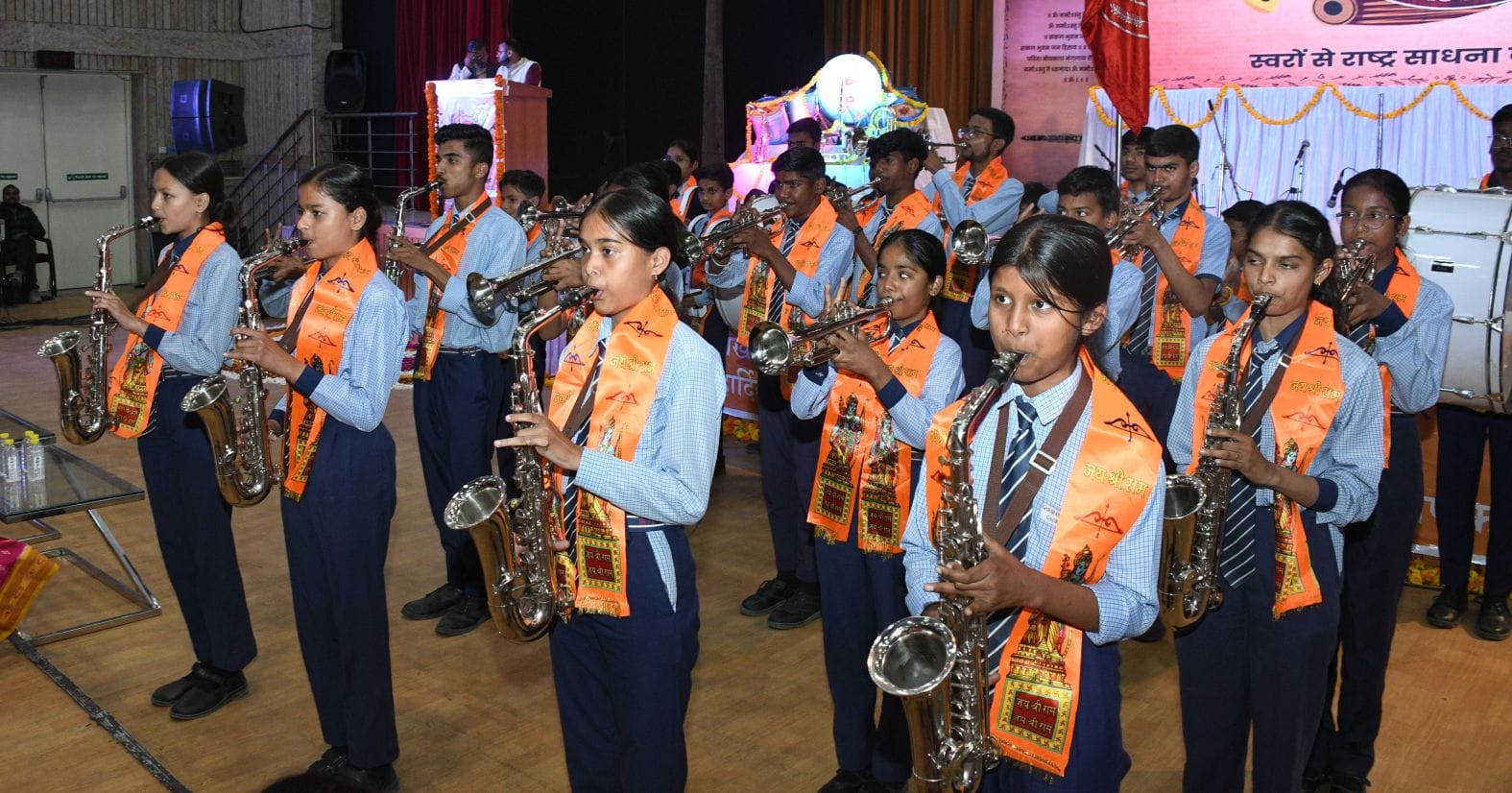 संगीत साधकों के सुरों के साथ बैंड ने भरा जोश
