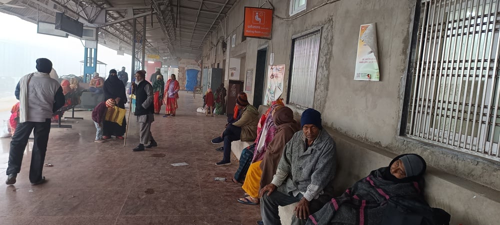 सोमवार की सुबह घने कोहरे में आते- जाते लोग।संवाद सोमवार की सुबह घने कोहरे में आते- जाते लोग।संवाद