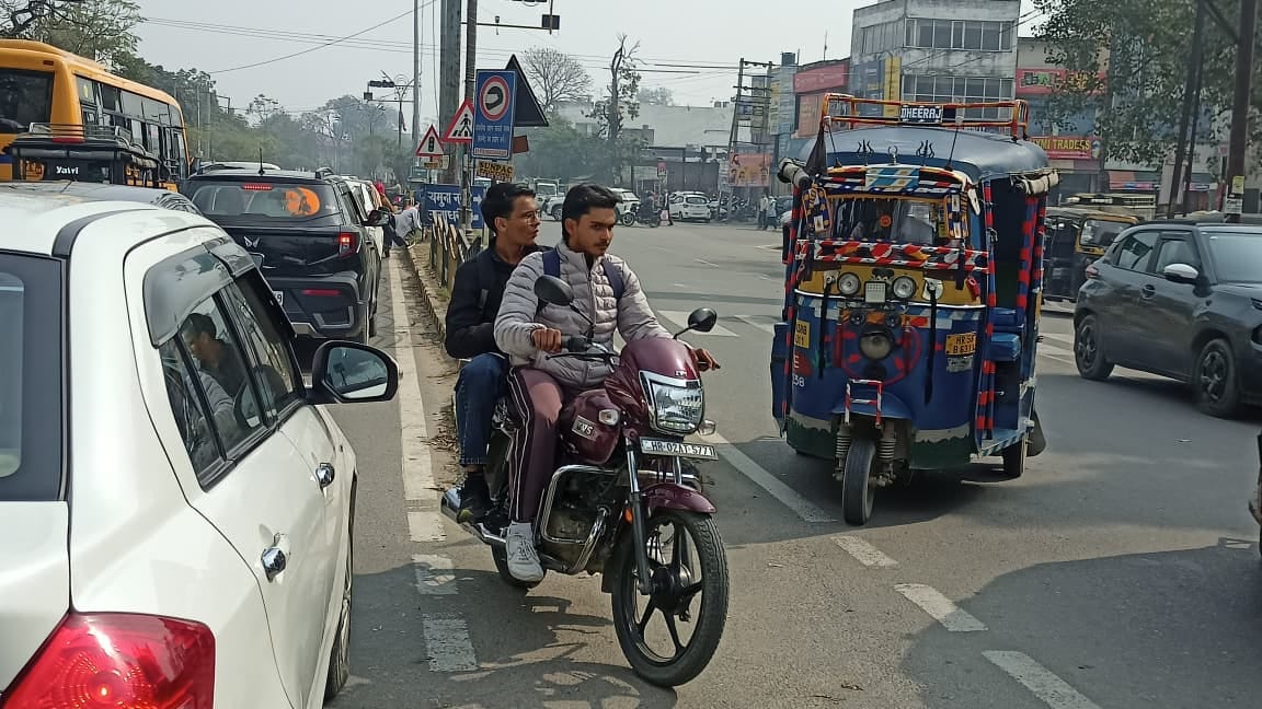 सड़क पर चलते समय मोबाइल पर बात करते बाइक सवार। संवाद सड़क पर चलते समय मोबाइल पर बात करते बाइक सवार। संवाद